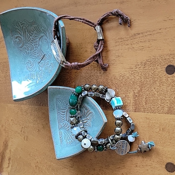 Bracelets - Picture 1 of 4